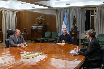 Rafael Brigo (izquierda), junto al ministro Martín Guzmán y a Mariano Sardi, exsecretario de Finanzas.