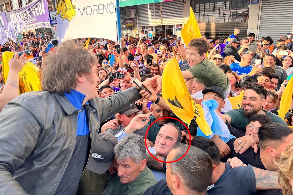 Rafael Carlos Aguirre, excustodio de Menem, ahora con Milei; ayer estuvo en la caravana por Moreno