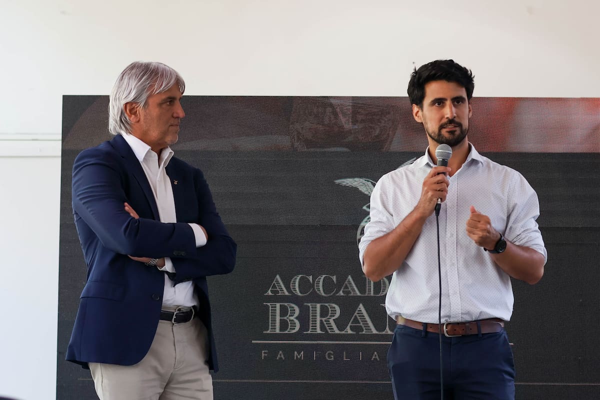 Rafael De Gamboa, CEO de Fratelli Branca Destilerías, junto a Jerónimo Álvarez Morales, Director General de Abordaje Territorial en el Barrio Padre Carlos Mugica, en la presentación de la iniciativa Accademia Branca.