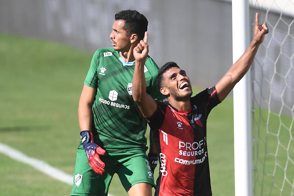 Rafael Delgado festeja el tercer gol de Colón ante Platense; se lamenta el arquero De Olivera