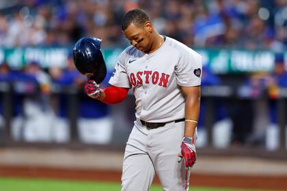 Rafael Devers, de Medias Rojas de Boston, reacciona después de un ponche en contra de los Mets de Nueva York, durante la primera entrada del juego de béisbol del martes 3 de septiembre de 2024, en Nueva York. (AP Foto/Noah K. Murray)