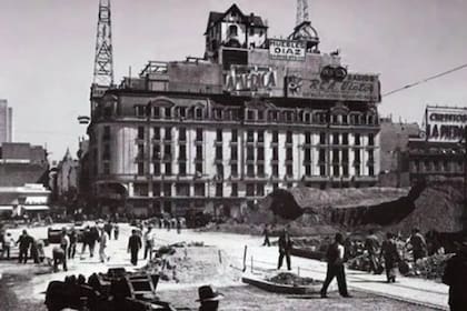 Rafael Díaz construyó la vivienda en 1927 sobre la terraza de su mueblería para descansar durante el día y evitar el traslado hasta su hogar en Banfield
