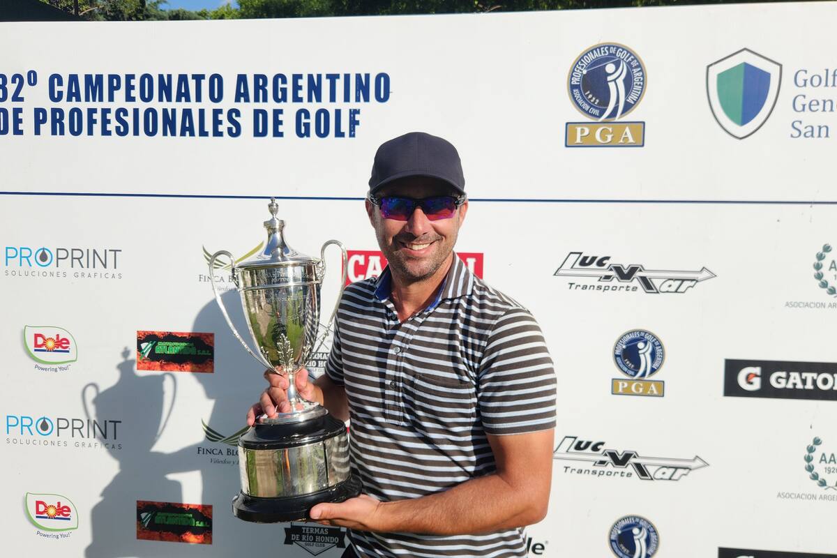 Rafael Echenique, con la Copa del Campeonato Argentino de Profesionales