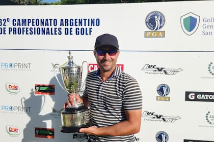 Rafael Echenique, con la Copa del Campeonato Argentino de Profesionales