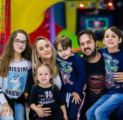 Rafael es el único con autismo de los cuatro hijos de la pareja Juli y Valcir.
