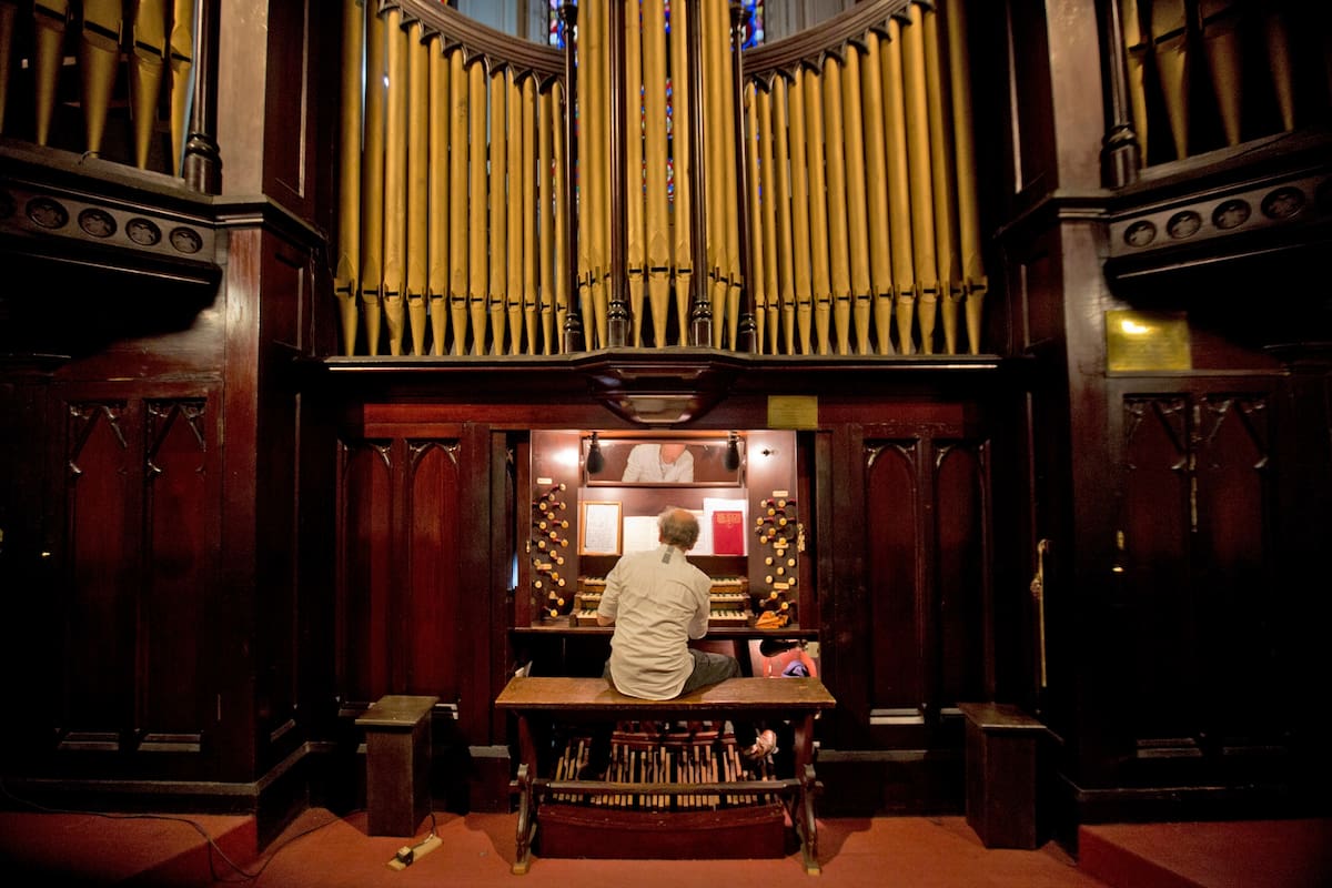 Rafael Ferreyra, con organo de la Iglesia Anglicana de la avenida Corrientes 718.