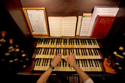 Para su restauración, se bajaron al nivel del suelo los enormes tubos de la fachada para limpiarlos y pintarlos y se ajustaron todos los mecanismos internos del instrumento (conductos, varillas, fuelle de aire de cuero, piezas de madera)