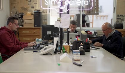 Rafael Flaiman junto a sus colegas en la redacción del diario La Opinión de San Pedro