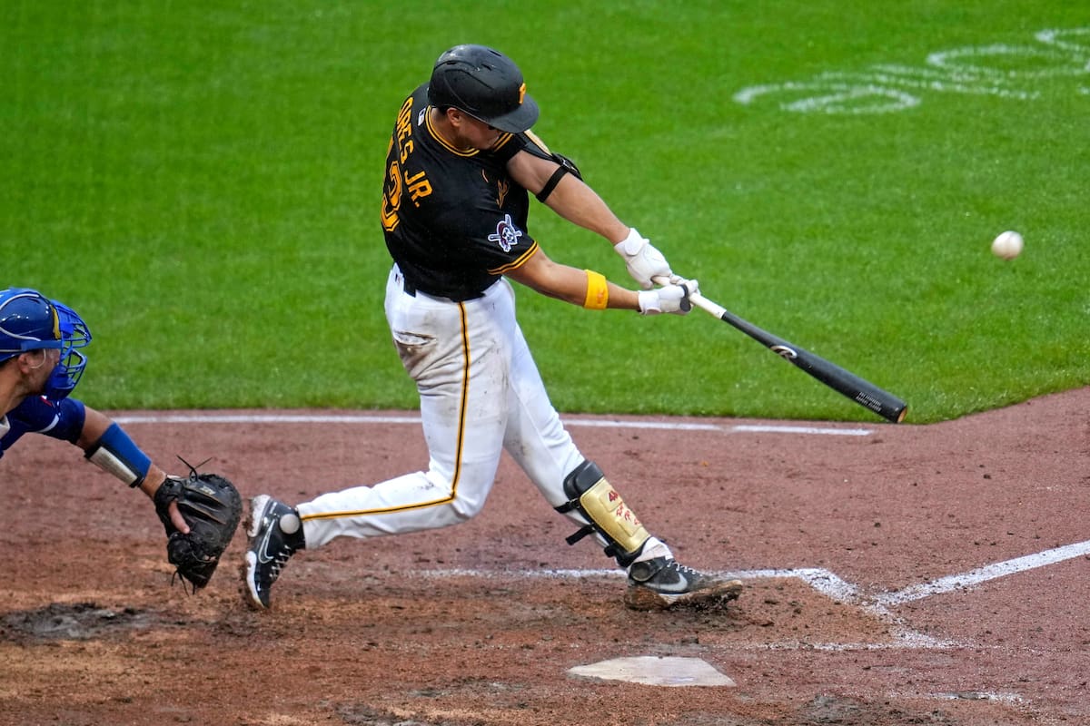 Rafael Flores Jr., de los Piratas de Pittsburgh, batea un jonrón de dos carreras frente a Nate Pears