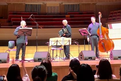 Rafael Gintoli, Néstor Marconi y Juan Pablo Navarro con sonrisas de final de concierto y una pregunta latente: "¿Qué tocamos ahora si no nos dejan bajar del escenario?"