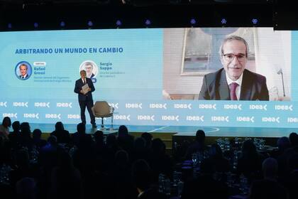 Rafael Grossi dialogó con Sergio Suppo durante el Coloquio de IDEA