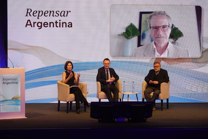 Rafael Grossi, titular de la OIEA, participó del panel moderado por Luciana Vázquez y Miguel Wiñazki