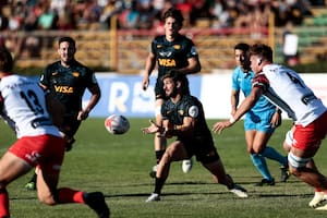 Rafael Iriarte lanza la pelota; a su lado, Andrea Panzarini