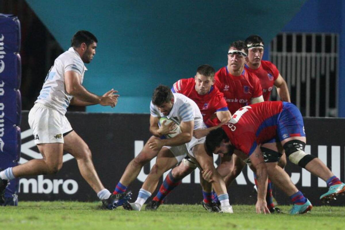 Rafael Iriarte resiste con la pelota mientras llega en ayuda Joaquín Oviedo; hubo buenas producciones de ambos en el 40-13 de Argentina XV a Chile en Antofagasta.
