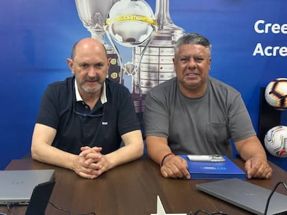 Rafael Louzán, presidente de la Real Federación Española de Fútbol, y Claudio "Chiqui" Tapia, presidente de la AFA, en la reunión que mantuvieron en Paraguay