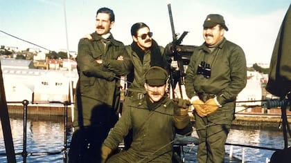 Rafael Molini (a la derecha, de pie) junto a tres tripulantes del A.R.A Forrest
