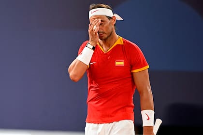 Rafael Nadal anunció su retiro y una de las causas es una patología crónica que arrastra desde los 18 años. (Photo by CARL DE SOUZA / AFP)