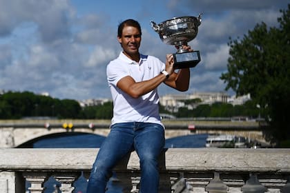Rafael Nadal, con el trofeo de campeón de Roland Garros, en el puente Alexandre III, en París.