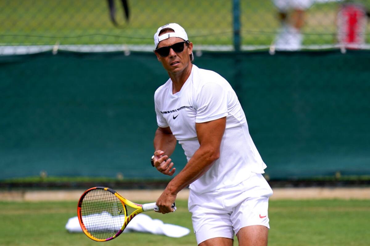 Rafael Nadal, con un raro look de anteojos oscuros, se entrena para Wimbledon