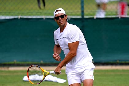 Rafael Nadal, con un raro look de anteojos oscuros, se entrena para Wimbledon
