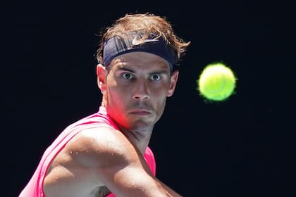Rafael Nadal de España devuelve durante su partido de primera ronda contra Hugo Dellien de Bolivia en el día dos del torneo de tenis Open de Australia en el Rod Laver Arena en Melbourne, el martes 21 de enero de 2020.