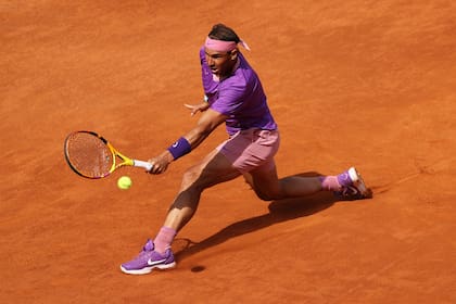 Rafael Nadal de España juega un revés durante su partido de semifinales con Reilly Opelka de Estados Unidos en el octavo día del Internazionali BNL D'Italia 2021 en el Foro Italico el 15 de mayo de 2021 en Roma, Italia.