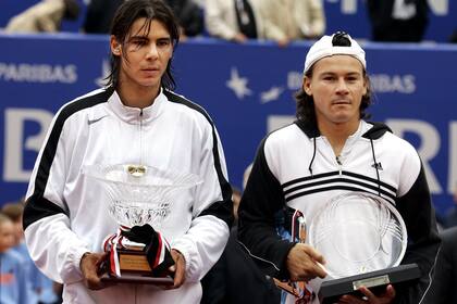 Rafael Nadal de España posa con Guillermo Coria de Argentina después de la final de la Masters Series de tenis de Monte Carlo el 17 de abril de 2005.