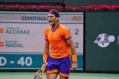 Rafael Nadal debió exigirse para superar al que aparece como su sucesor, Carlos Alcaraz, y por eso el festejo vehemente; el zurdo es finalista en el Masters 1000 de Indian Wells después de nueve años y el lunes aparecerá 3º en el ranking.