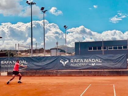Rafael Nadal, durante una sesión de entrenamiento en su academia; finalmente, no llegará a jugar en Barcelona