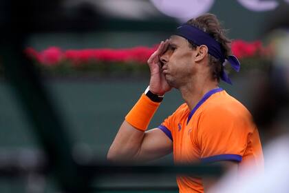 Rafael Nadal, el sábado pasado ante Carlos Alcaraz, en Indian Wells: en ese match sufrió una lesión que lo tendrá entre 4 y 6 semanas inactivo.