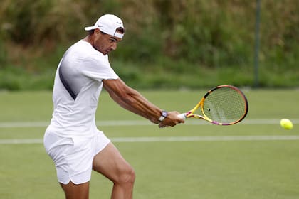 Rafael Nadal en acción; el zurdo de Manacor ya se entrenó en las canchas del All England Lawn Tennis and Croquet Club y tendrá como primer rival a un argentino: Francisco Cerúndolo