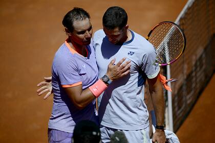 Rafael Nadal felicita al polaco Hubert Hurkacz luego de su eliminación en la segunda ronda del Masters 1000 de Roma.