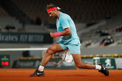 Rafael Nadal, doce veces campeón de Roland Garros, recibe una impactante presentación antes de cada partido sobre el polvo de ladrillo de París.