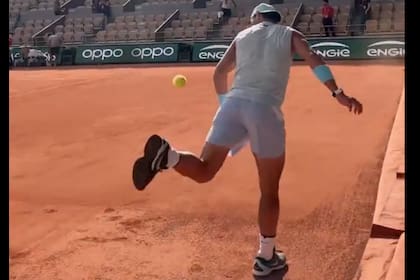 Rafael Nadal hace jueguito luego del entrenamiento en París, en la previa de Roland Garros 2022