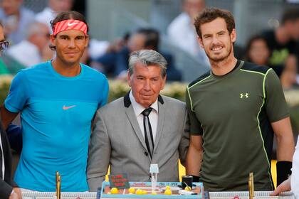 Rafael Nadal (izquierda) y Andy Murray (derecha) posan para los fotógrafos durante la celebración del cumpleaños de el extenista español Manolo Santana (centro), en el Masters de Madrid, el 8 de mayo de 2015. (AP Foto/Paul White)