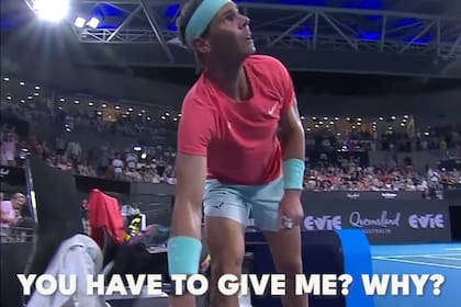 Rafael Nadal le pregunta al juez de silla por qué le va a dar un warning, antes del inicio del segundo set