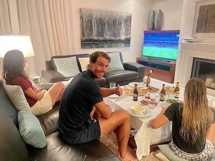 Rafael Nadal mira un partido de fútbol en el playroom de su nueva casa con su familia