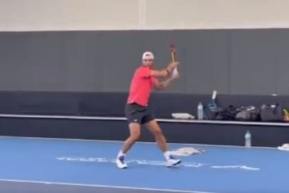 Rafael Nadal, que no compite desde enero pasado, durante su regreso a los entrenamientos con miras al Australian Open 2024