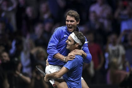 Nadal y Federer, rivales y amigos; según los especialistas, la mejor final de Grand Slam fue la que protagonizaron en Wimbledon 2008, lograda por el español.