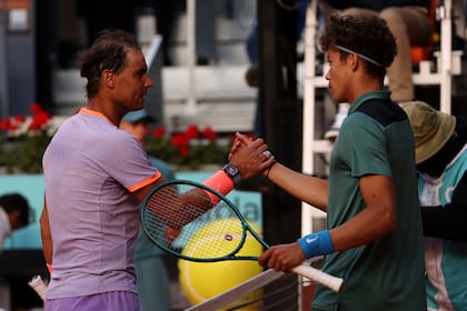Rafael Nadal saludando a su joven rival, Darwin Blanch, de 16 años, al vencerlo en la primera ronda de Madrid