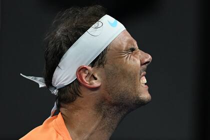 Rafael Nadal se lesionó y quedó fuera del Abierto de Australia: una imagen de dolor lamentablemente repetida