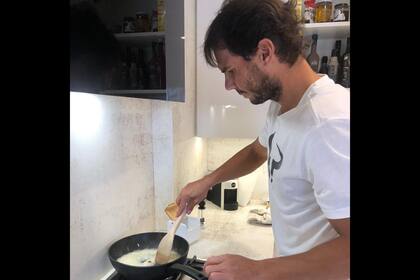 Rafael Nadal se mostró en la cocina, como un ciudadano más.