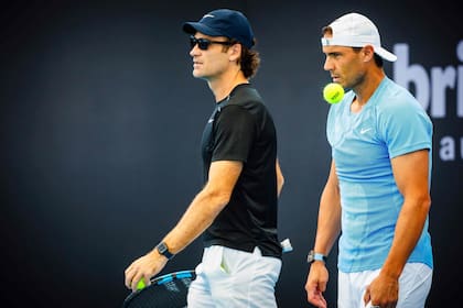 Rafael Nadal y Carlos Moya, uno de sus entrenadores, durante la primera sesión de entrenamientos en Brisbane, Australia