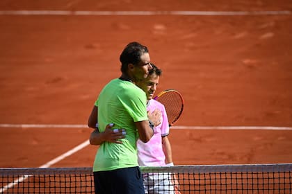 Rafael Nadal y Diego Schwartzman al final del gran partido que jugaron por los cuartos de final de Roland Garros; el español superó la batalla y disputará las semifinales en París por 14a vez.