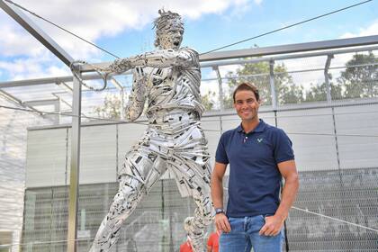 Rafael Nadal y la estatua en su honor en el ingreso al predio de Roland Garros.