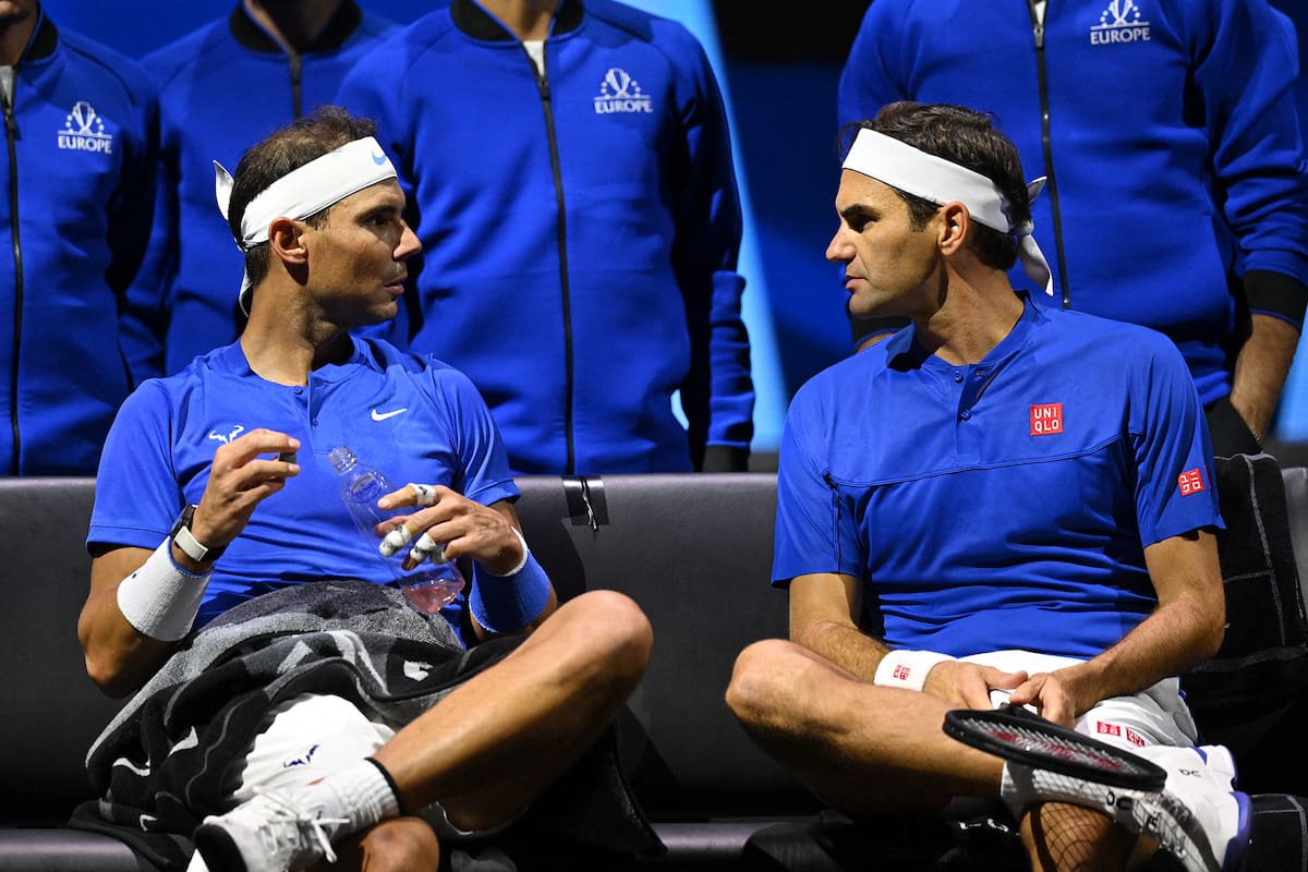 Rafael Nadal y Roger Federer, grandes rivales y buenos amigos, durante la despedida del suizo, en la Laver Cup en Londres, en septiembre de 2022; ahora el helvético despidió al español