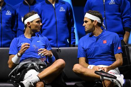 Rafael Nadal y Roger Federer, grandes rivales y buenos amigos, durante la despedida del suizo, en la Laver Cup en Londres, en septiembre de 2022; ahora el helvético despidió al español