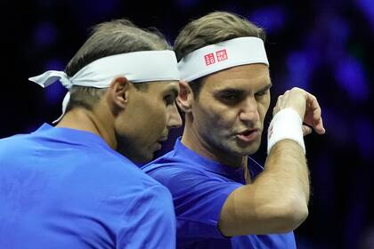 Rafael Nadal y Roger Federer, jugando juntos en septiembre pasado, en la Laver Cup, durante la despedida del suizo
