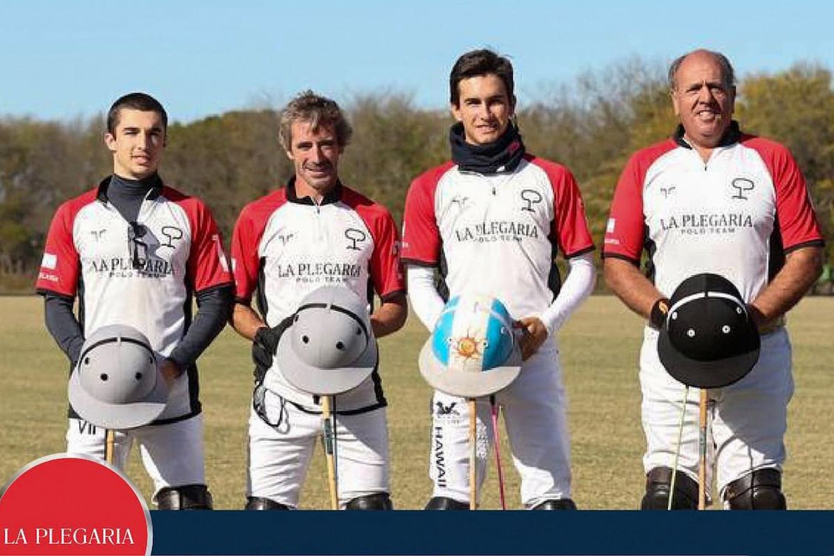 Rafael Pando, a la derecha, en el equipo La Plegaria, que estaba disputando la Copa Municipalidad de Cañuelas, junto con Poroto Cambiaso (a su lado).