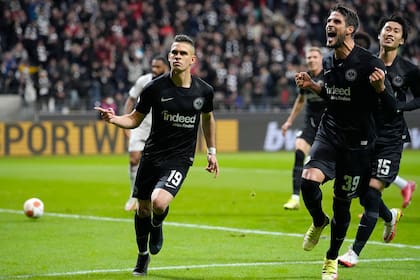 Rafael Santos Borré anotó, de penal, el 1-0 para Eintracht Frankfurt ante Olympiacos